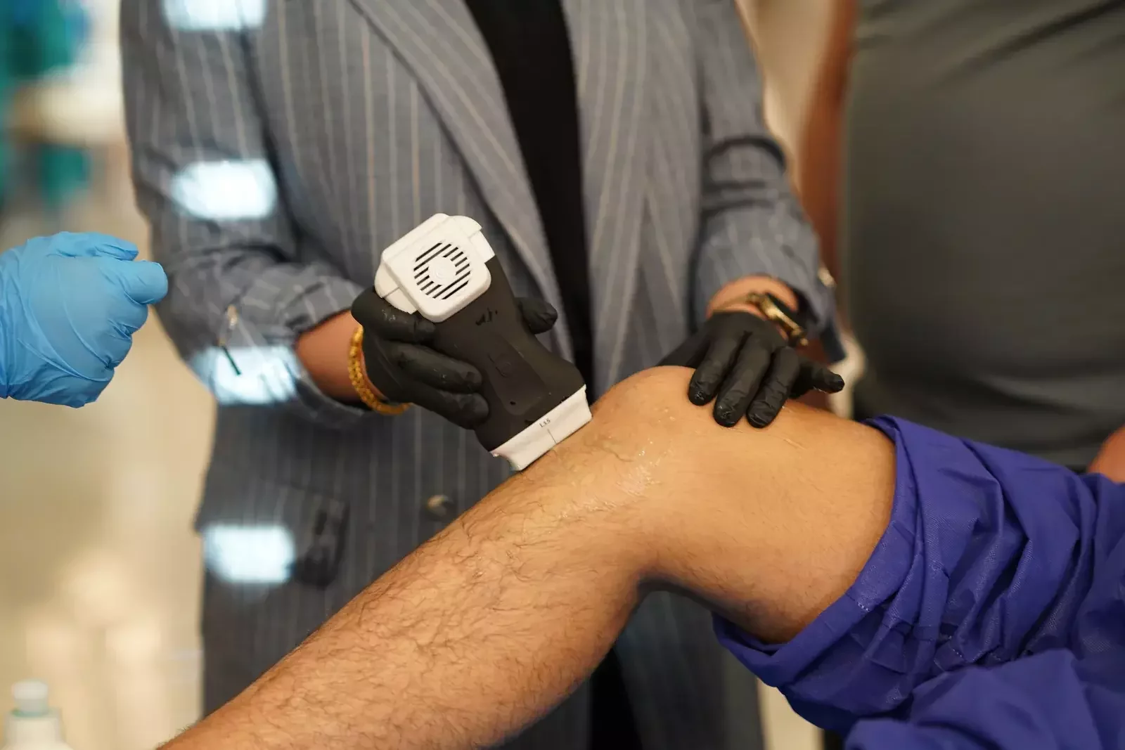 فحص الركبة بمسبار محمول / Handheld probe scanning a knee